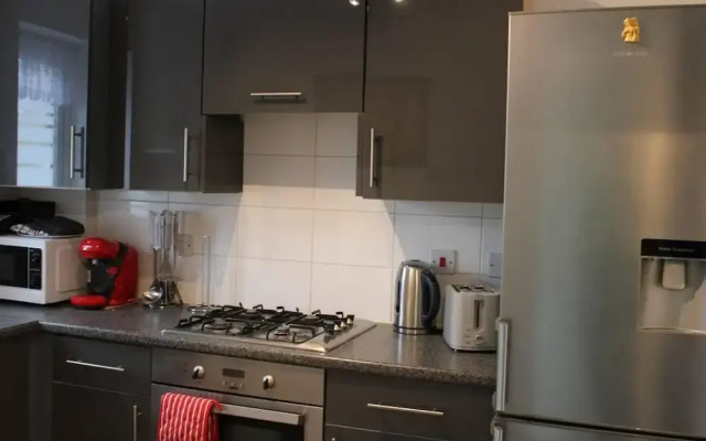 Stunning 2-bed Ground Floor Apartment in Romford