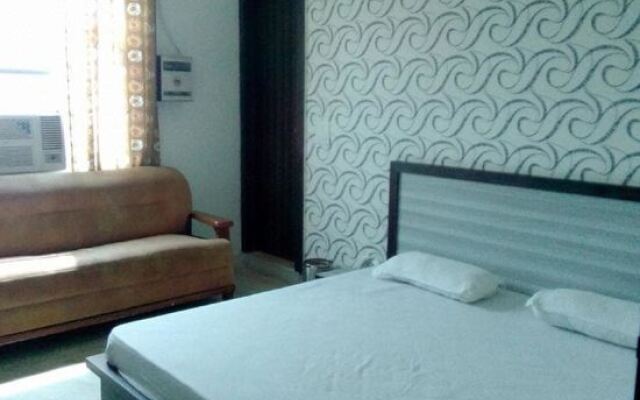 OYO 8607 Hotel Sky Inn
