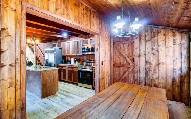 Gatlinburg Cabin: Hot Tub & River Views