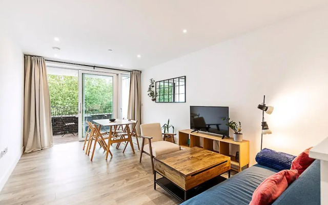 Modern 2-bed Flat With Terraces in Leyton