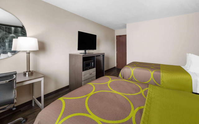 Super 8 by Wyndham Fairmont