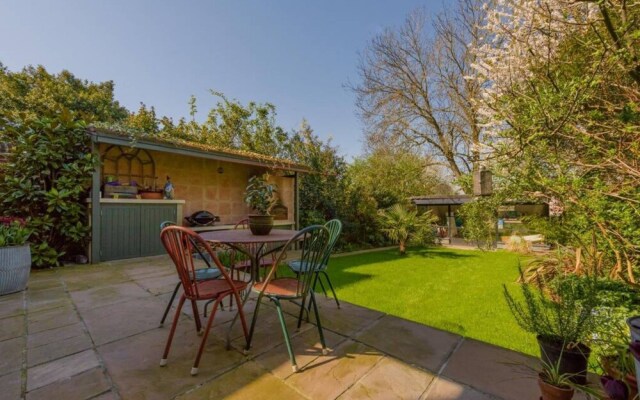 Spacious 5 Bedroom Home With Parking