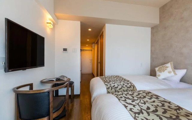 Mr.KINJO in front of Manza Beach