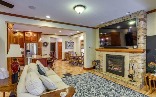 Warm & Cozy Mansfield Home: Deck, Gas Fire Table!