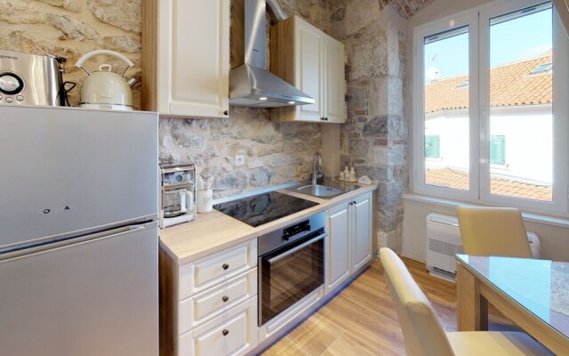 Chrysanta Apartments