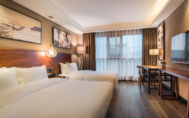 Wandering Around Xiangshan Hotel