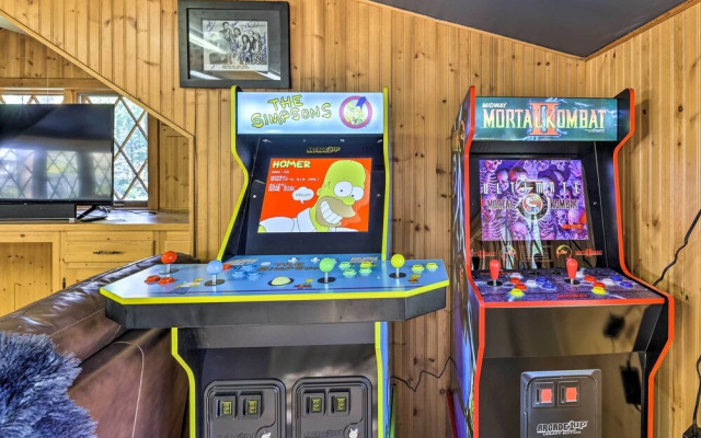 Family-friendly Getaway - 1 Mi to Pocono Lake!