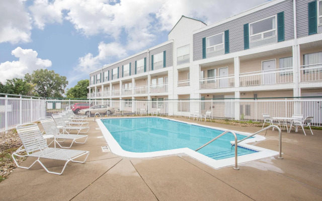 Super 8 By Wyndham Madison East