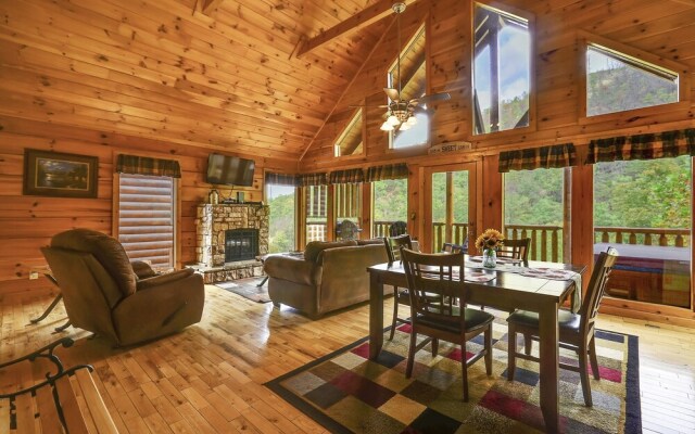 Spacious Cubby Bear Cabin with Private Hot Tub by Redawning