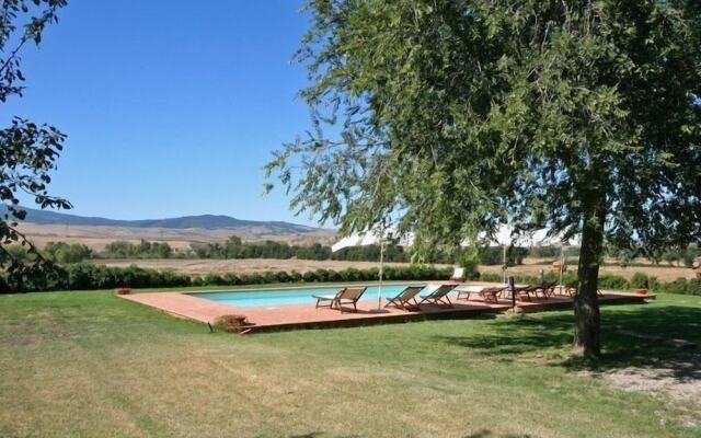 Spacious Farmhouse in Pienza with Swimming Pool