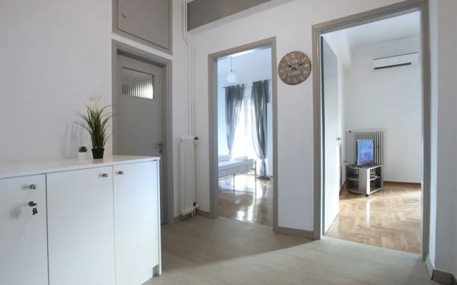 Kolonos - A Renovated Apartment