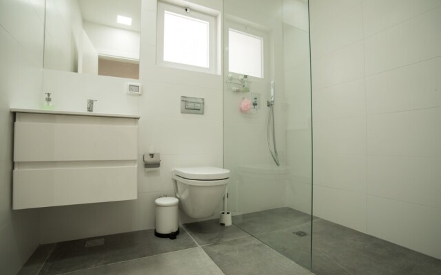 Sasson & Co Luxury 3Bed 3Bath Apartment Hilton Beach