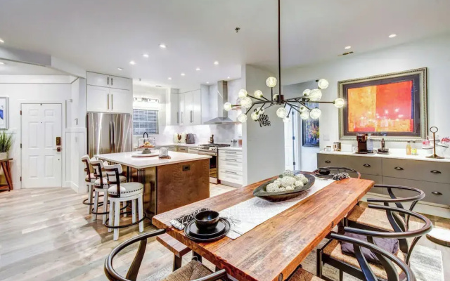 Modern Condo + Golf Course View, Near Hiking!