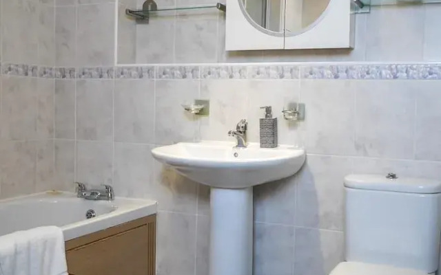 Stylish 4 Bed Apartment- Private Garden & Sleeps 8