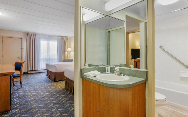 Travelodge by Wyndham Niagara Falls at the Falls