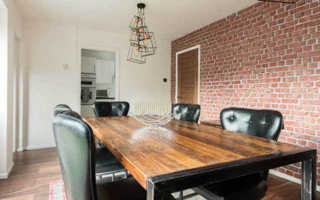 The Century Chalet - Contemporary 2bdr with Parking