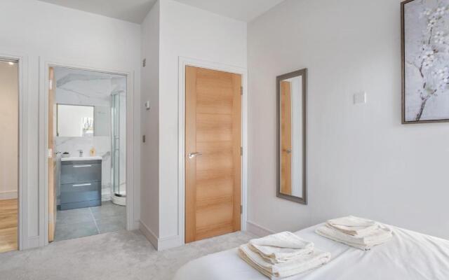 Stylish & Modern: Central Hitchin - with Parking