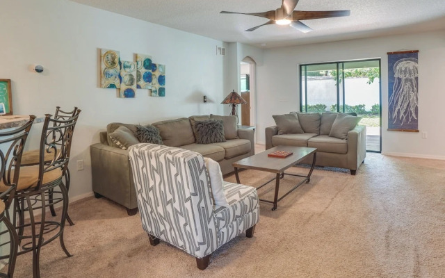 Tavares Retreat w/ Covered Patio & Private Yard