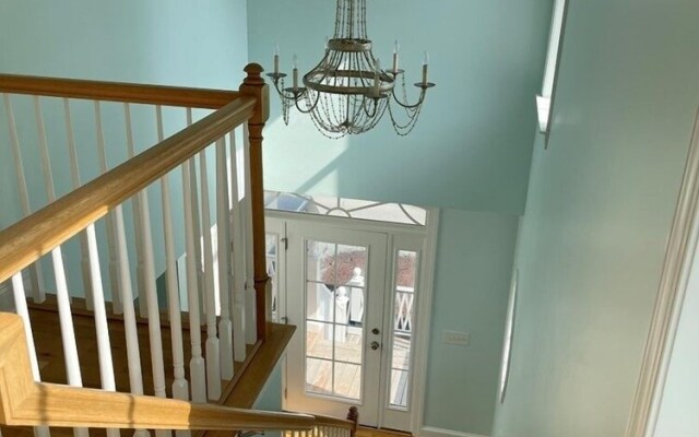 Shining Sea 5 Bedroom Home by RedAwning