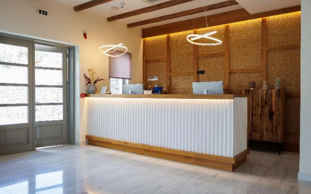 Kouros Blanc Resort & Suites