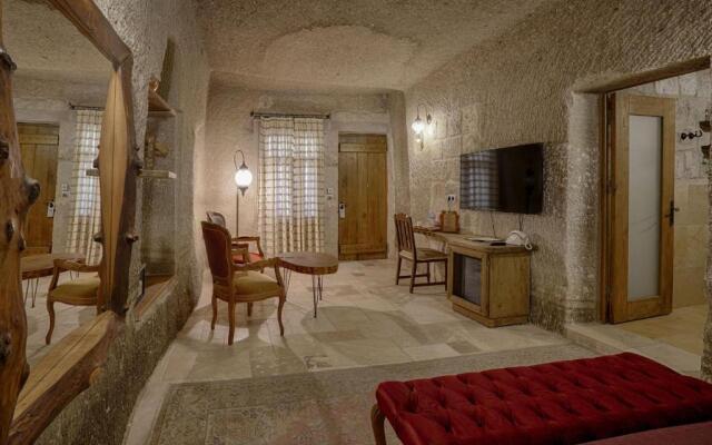 Hera Cave Suites