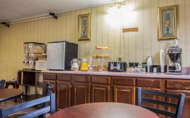 Econo Lodge Inn & Suites