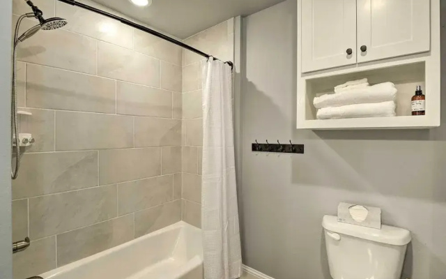 Hot Tub & Fire Pit! Cozy Granbury Escape Near Lake