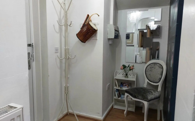Lovely 2-bed House in the Heart of Woodhouse