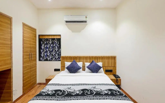 OYO 424 Hotel Apple Suites