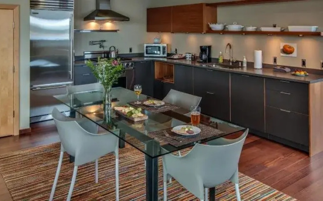 Island Inn at 123 West