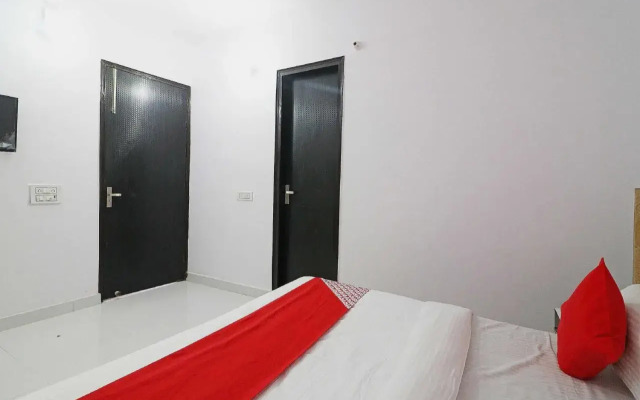 Red Carmine by OYO Rooms