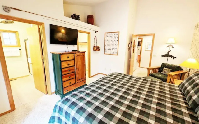 Snowshoe Inn-pyramid Mtn 7 3 Bedroom Home