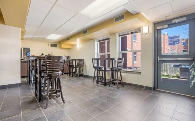 Residence & Conference Centre - Welland