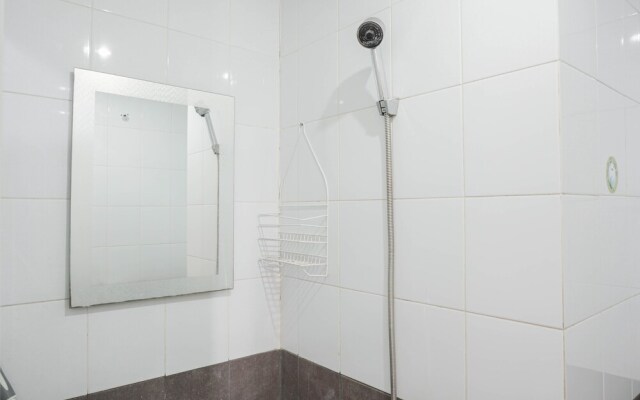 Homey And Comfortable Studio At Green Pramuka City Apartment