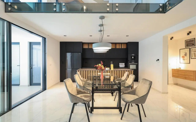 LL luxury penthouse on sea