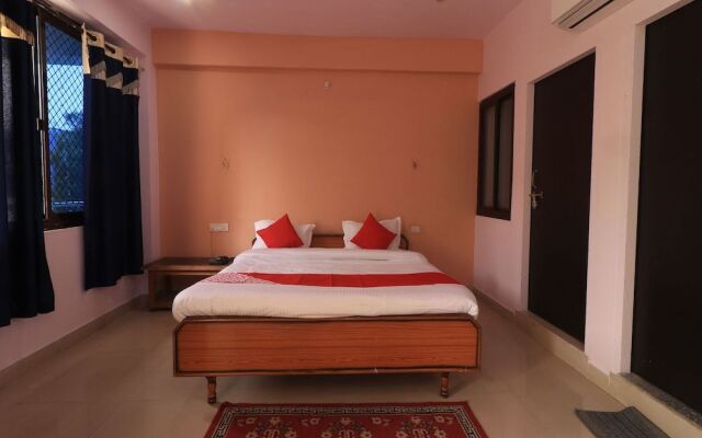OYO 28636 Roopam Places