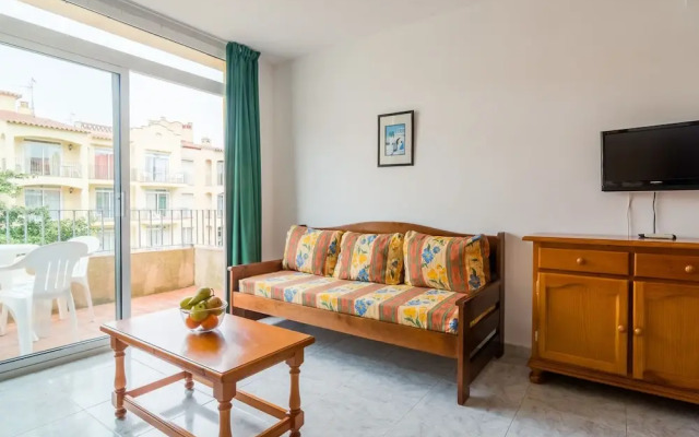 Alluring Apartment in Empuriabrava With Swimming Pool