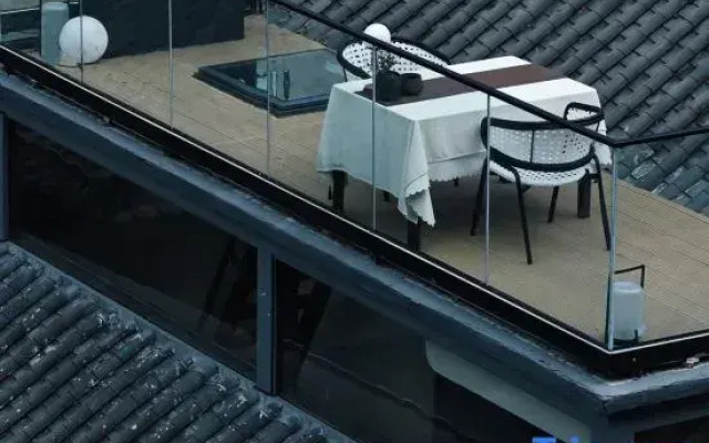 RETURN Courtyard Hotel