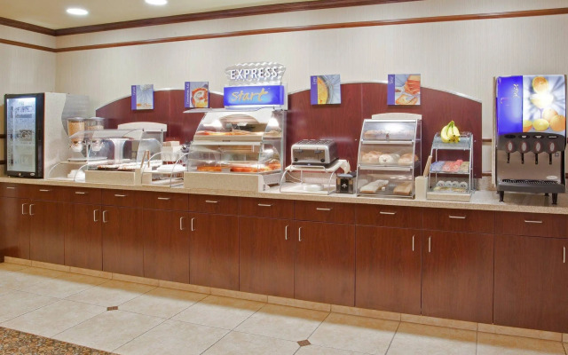 Holiday Inn Express & Suites Dinuba West by IHG