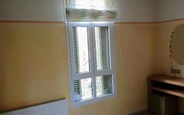 Room "honeybee" in a neoclasical house