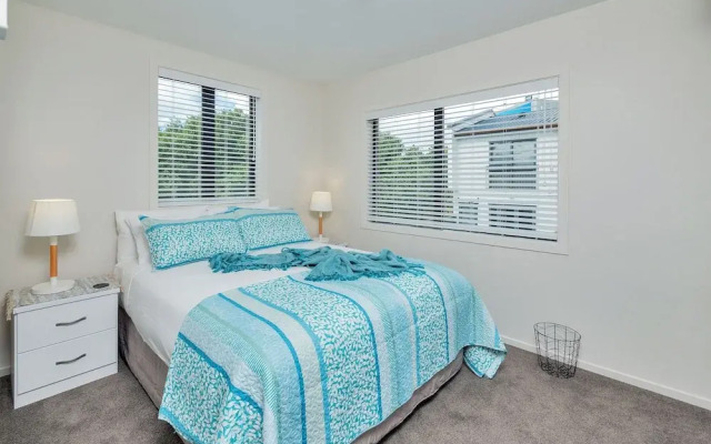 Beautifully Styled 2BR w 2 Carparks & Aircon