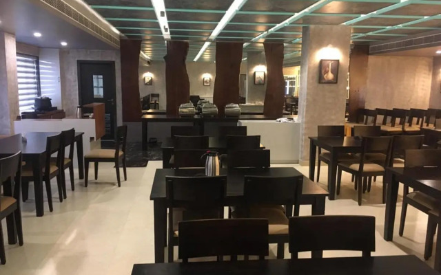 Hotel Aarunya Royale
