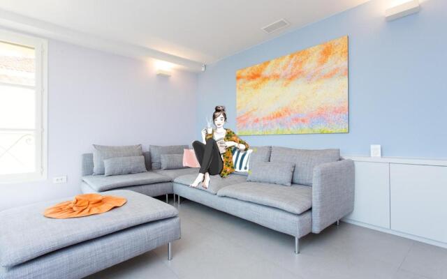 Pure & Chic 2beds/2baths in Centre!