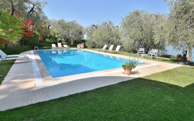 Villa Dismero With Pool