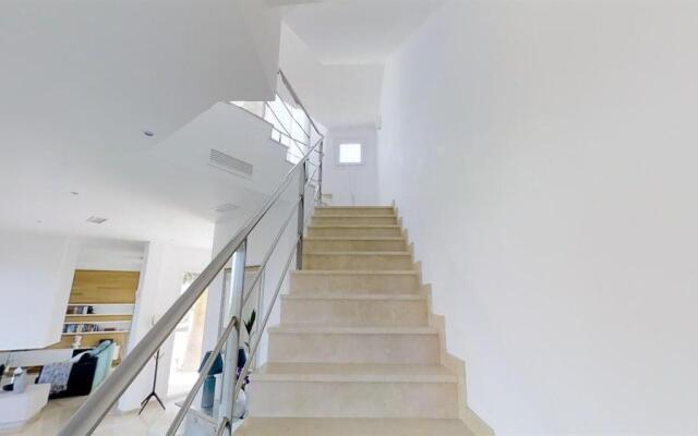Exquisite Villa Near Beach - Heated Pool