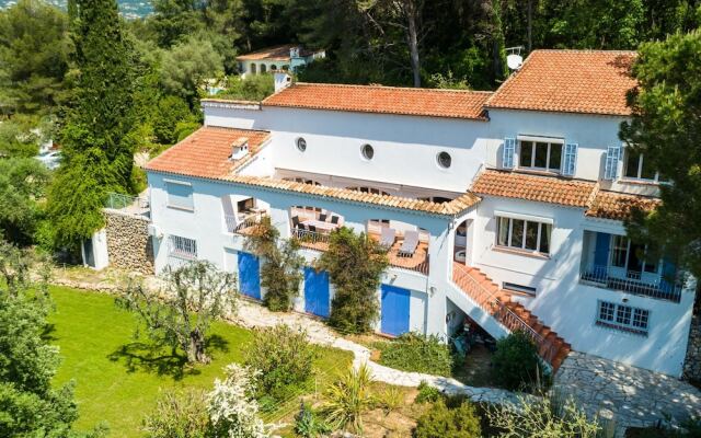 Spacious Villa in La Gaude With Swimming Pool