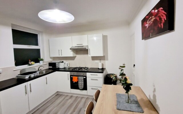 Gillingham Home - Sleeps 4 - Comfort & Convenience