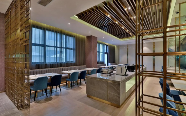 Orange Select Hotel(Shanghai National Exhibition and Convention Center Jiuting)