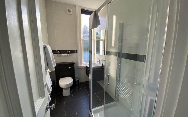 Ashburn House De Luxe B&B