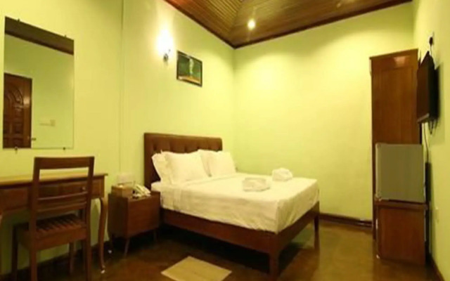 100 Moon Inn